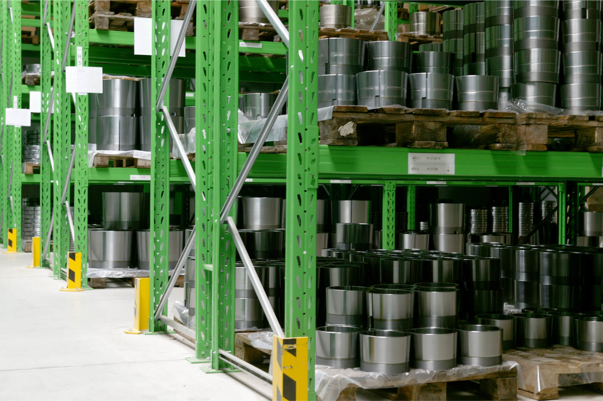 Lagerregal mit Spannhülsen