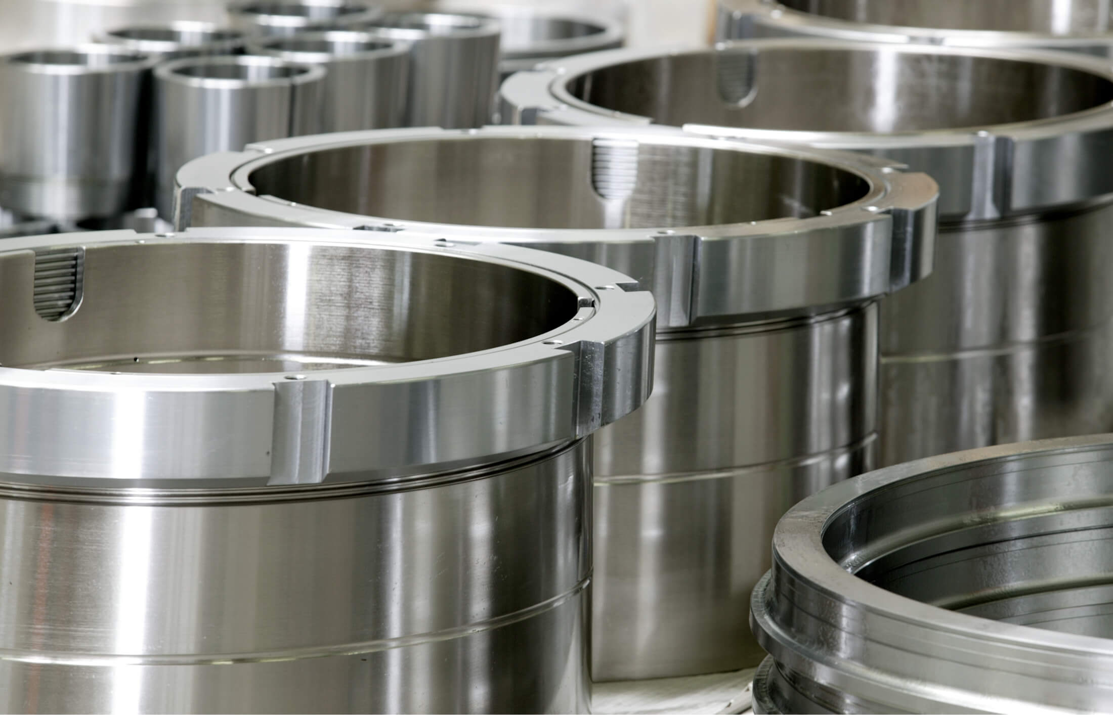 Spannhülsen mit innen- und außenliegenden Ölkanälen für die präzise, hydraulische Wälzlager-Montage.