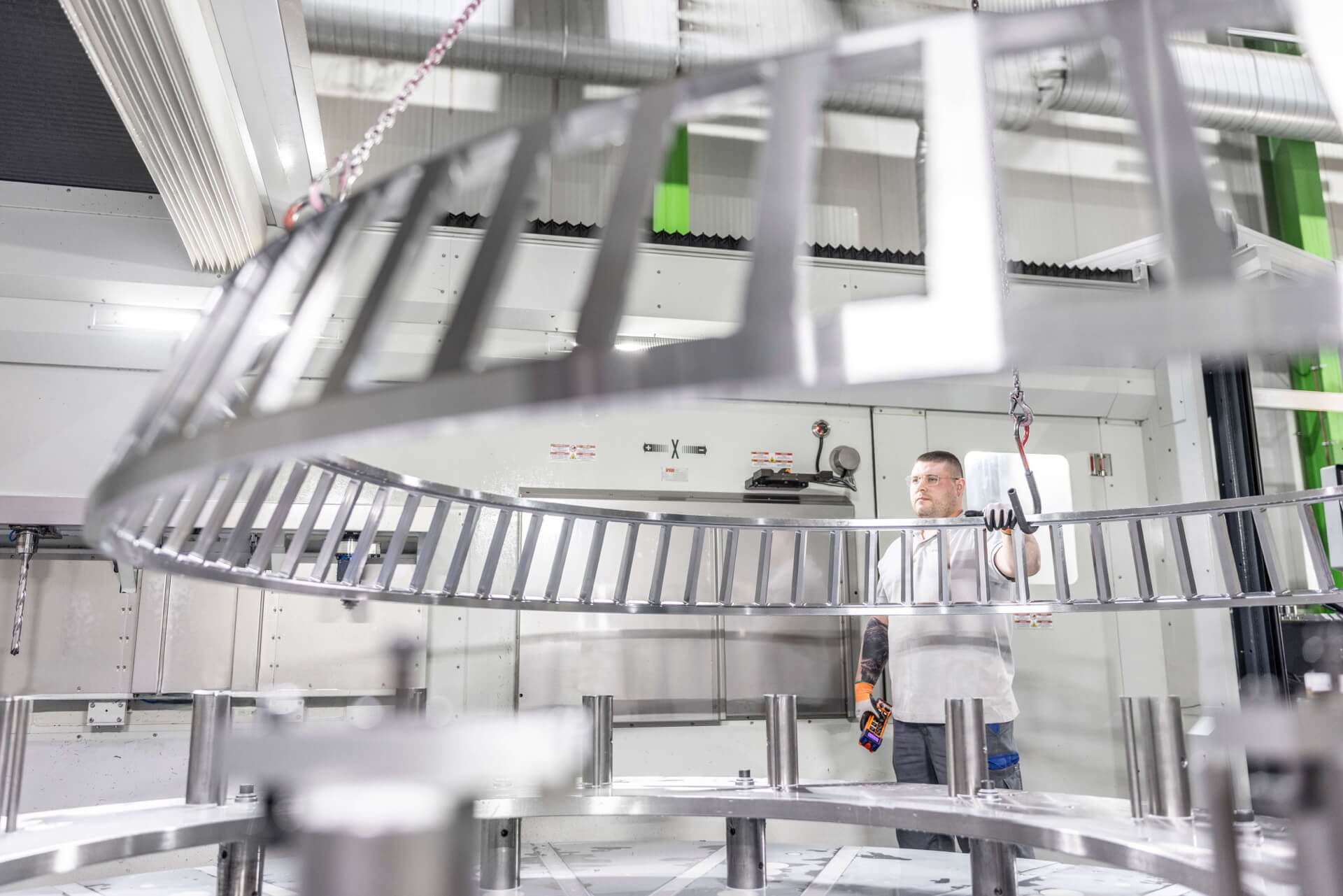 HSP-Facharbeiter hebt XXL-Wälzlagerkäfig aus Bearbeitungszentrum