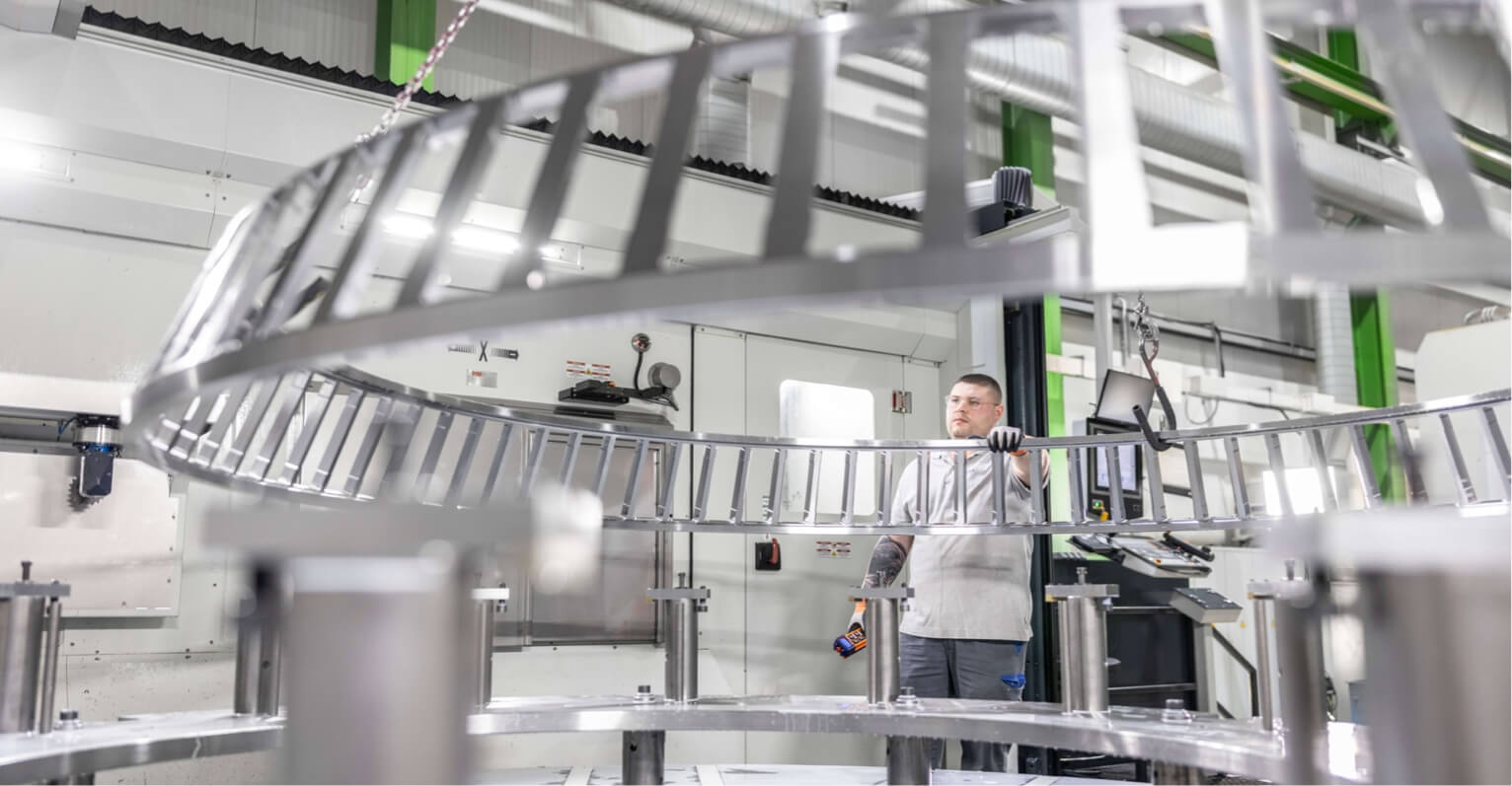 HSP-Facharbeiter hebt XXL-Wälzlagerkäfig aus Bearbeitungszentrum