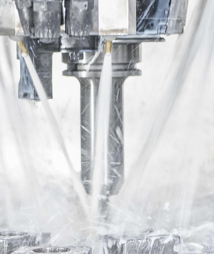 Das komplexe Frästeil wird CNC-präzise aus dem Vollen gefräst, um höchste Maßhaltigkeit und Oberflächengüte zu gewährleisten.