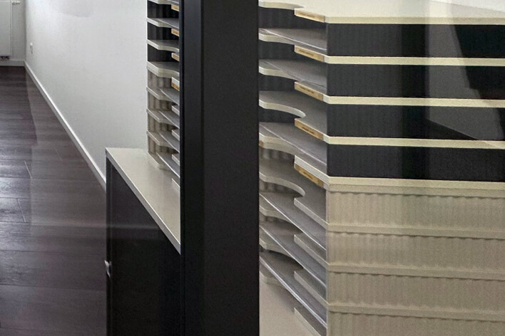 Stapelbare Ablagekörbe mit Dokumenten als Symbol für das Helpcenter und den Downloadbereich von HSP