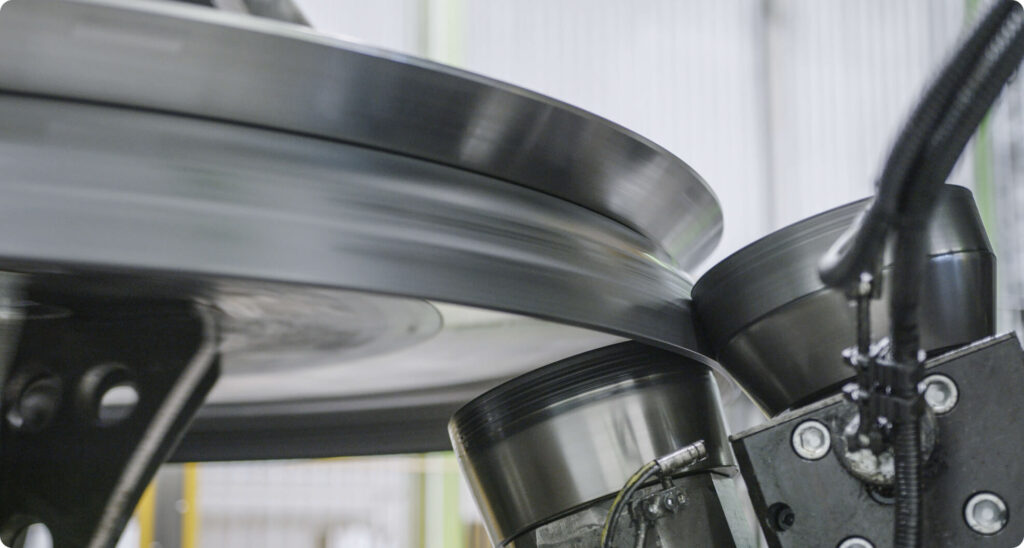 patentiertes Drückwalzverfahren zur Kaltumformung großer Bauteile in variabler Kontur.