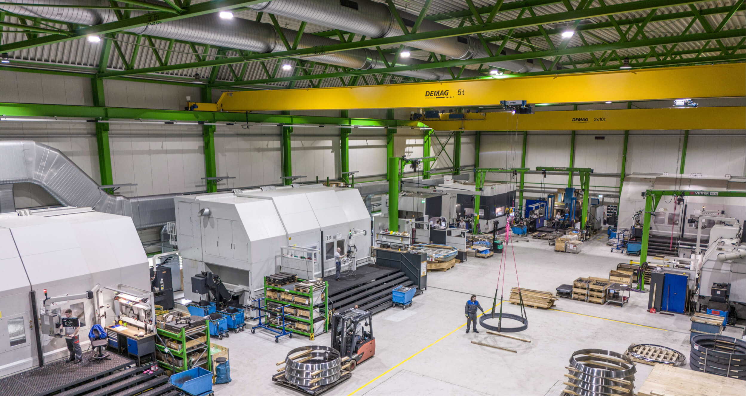 Einblick in die Halle mit Maschienen für die Großteilefertigung von HSP
