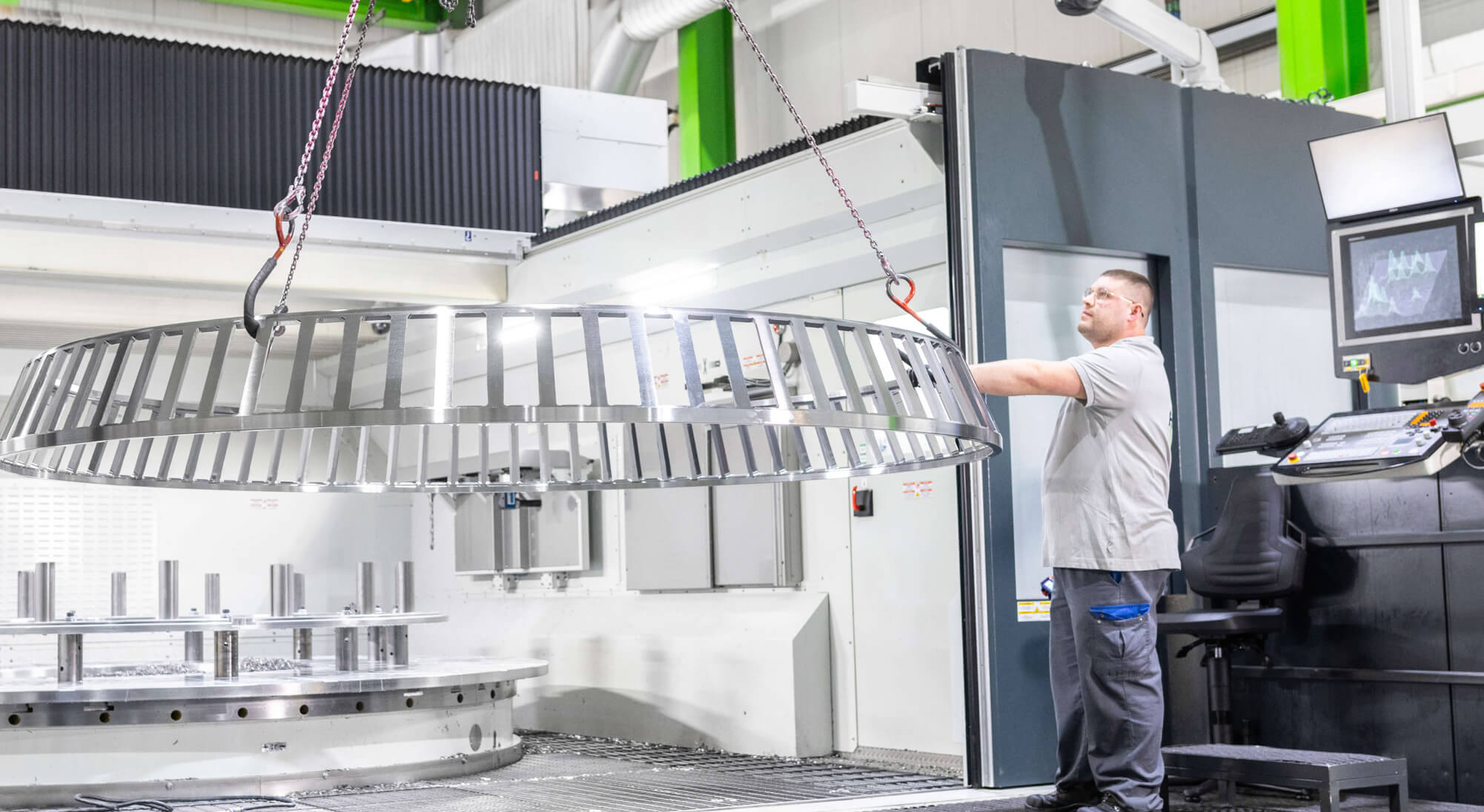 Herstellung großformatiger Wälzlagerringe für die Wälzlagerindustrie – HSP Mitarbeiter bei der Entnahme aus der Fertigungsanlage