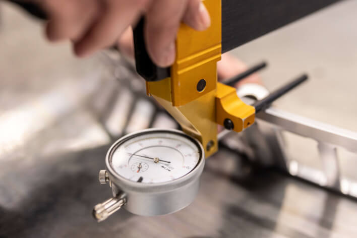 Händisches Vermessen eines metallischen Wälzlagerkäfig mit digitalem Messgerät für präzise Montage und Qualitätskontrolle.