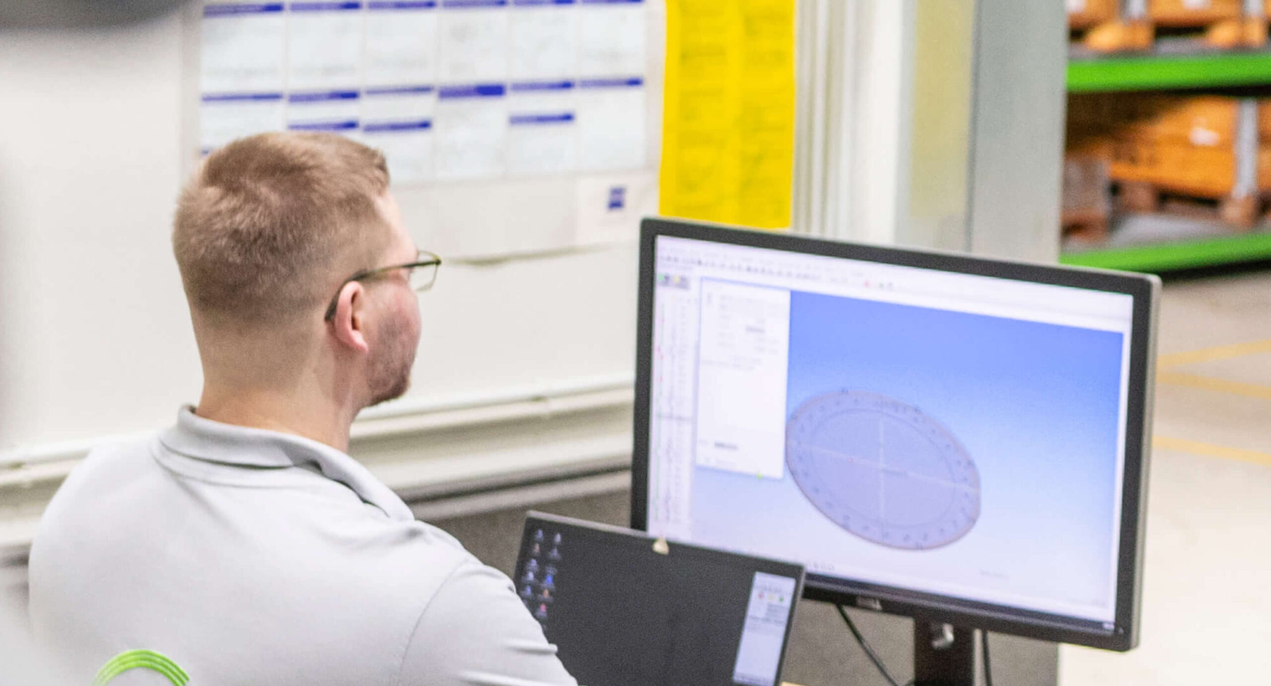 Mitarbeiter bereitet Bauteil per 3D-Modell für präzise Lasermessung vor