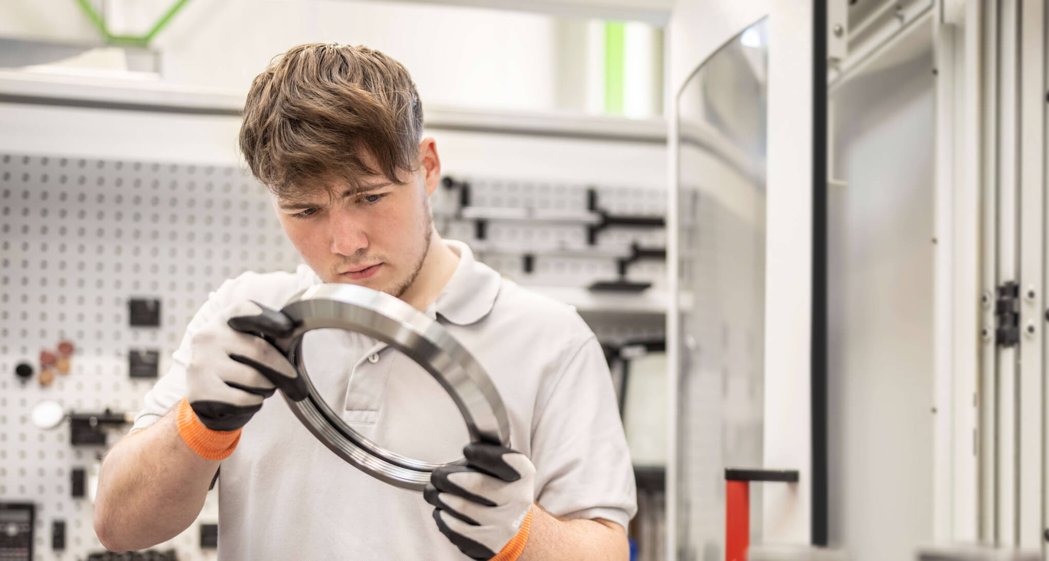 Mitarbeiter von HSP Components hät Zeichnungsteil in den Händen.