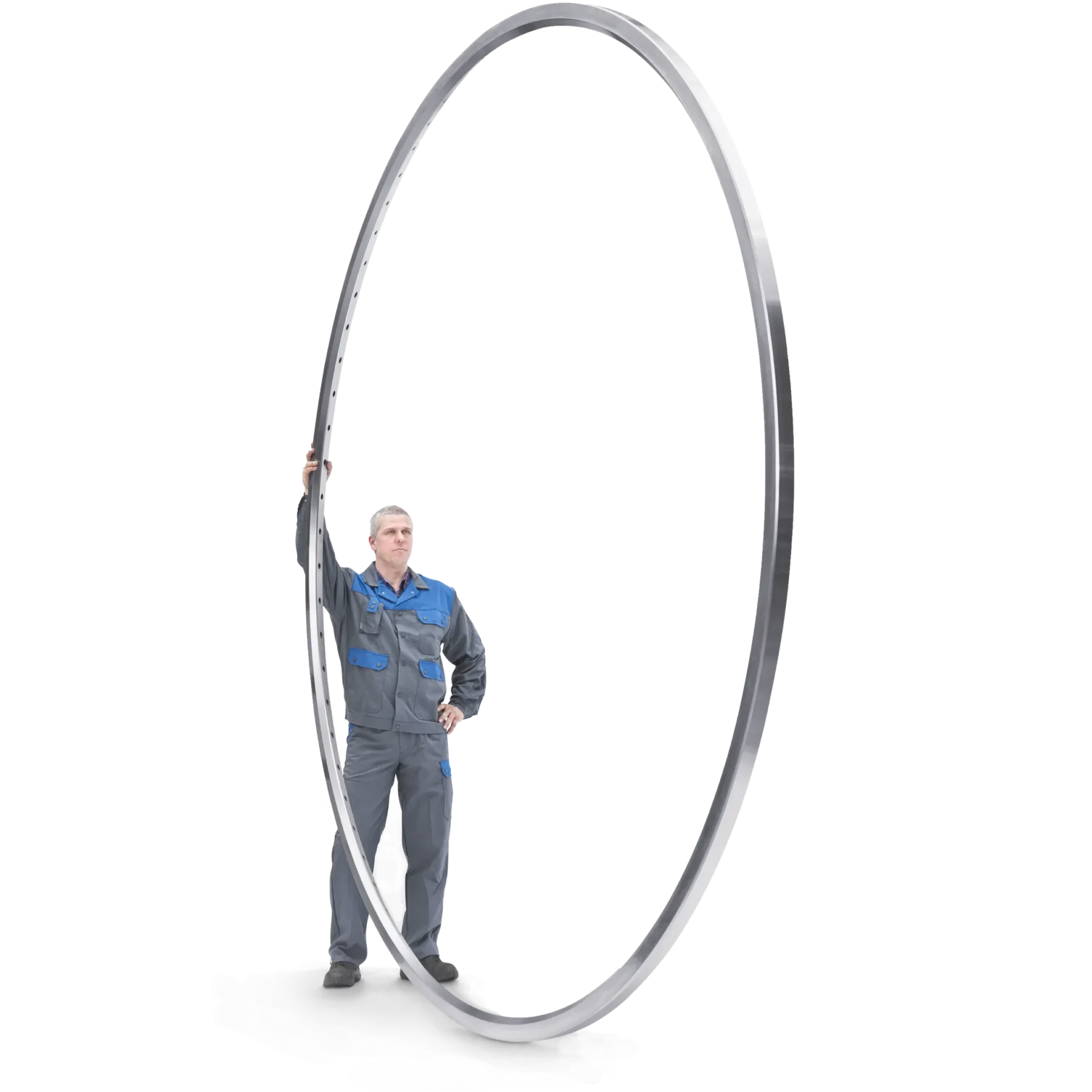 HSP Mitarbeiter hält einen doppelt mannshohen, filigranen Guide Ring aus gehärtetem Stahl – gefertigt mit höchster Präzision.