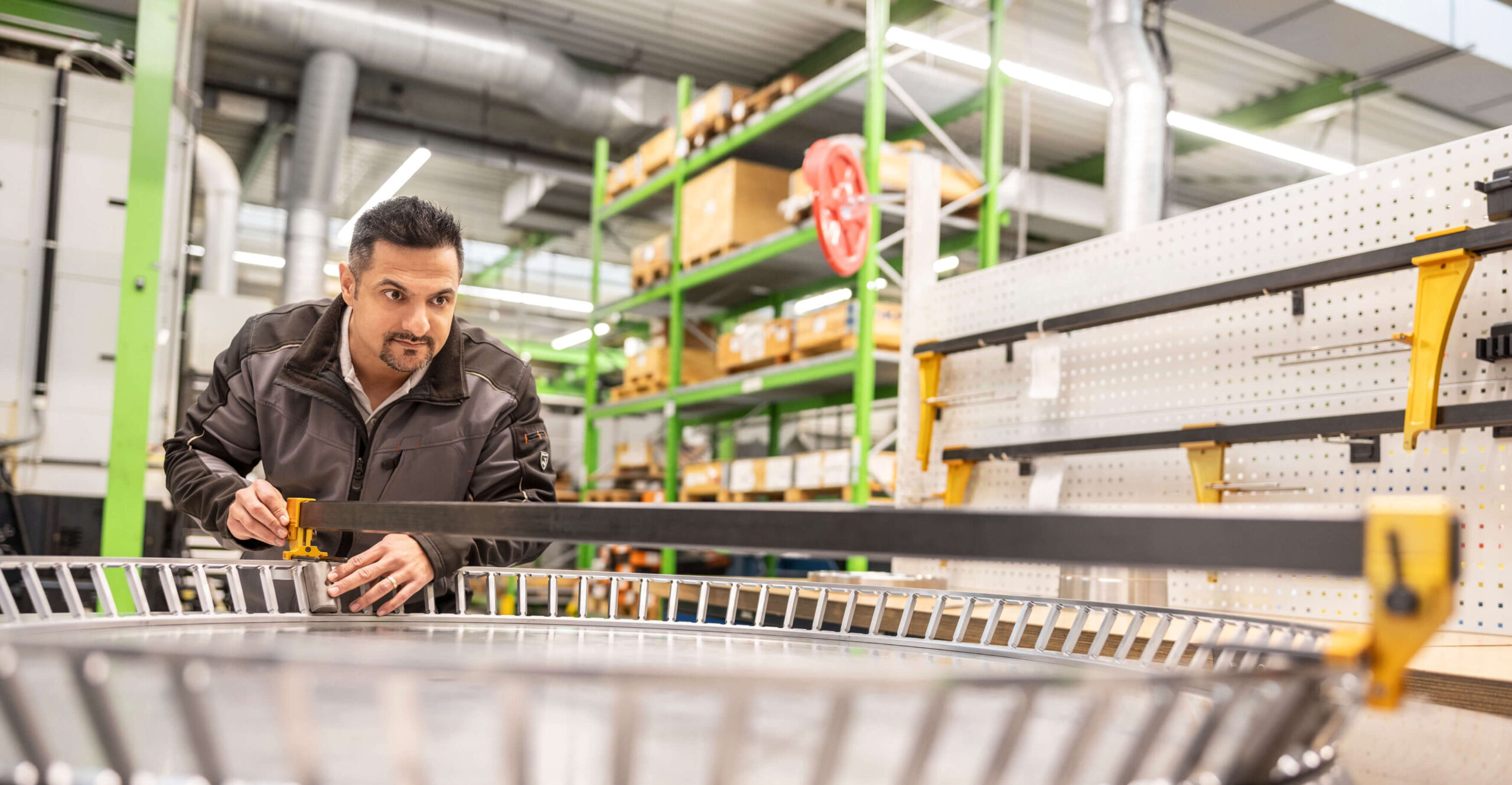 HSP Mitarbeiter vermisst einen großformatigen Wälzlagerkäfig.
