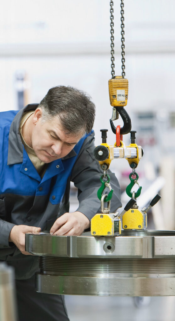 Ein HSP Mitarbeiter überprüft sorgfältig die Fumktion unserer Gewinde per Probemontage.