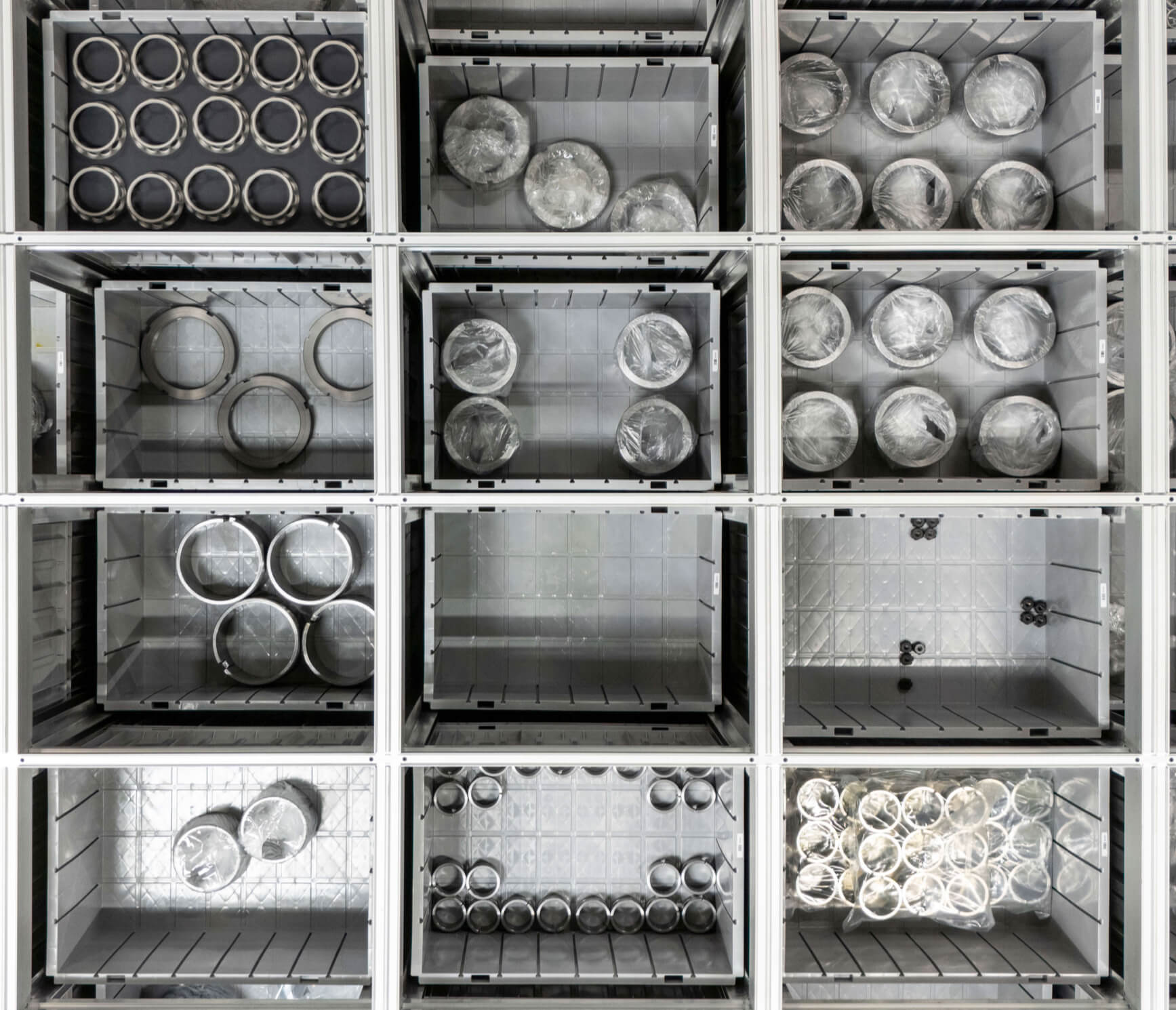 Verschiedene HSP-Produkte aus Stahl für Wälzlager in Boxen