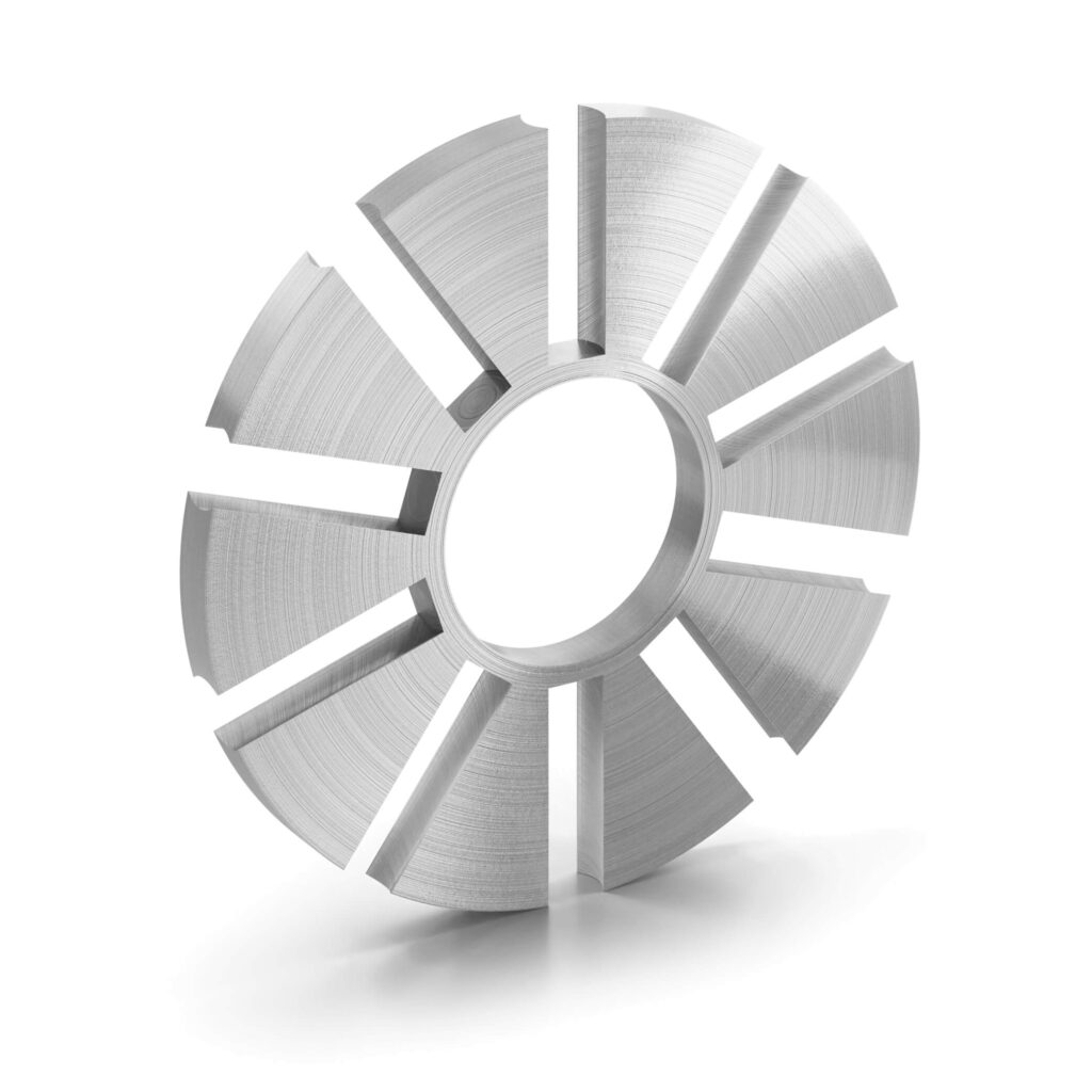 Runde Aluminiumscheibe mit langen Einfräsungen und kreisförmigem Ausschnitt in der Mitte