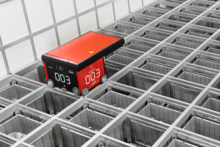 Automatisiertes Kleinteilelager mit Roboterboxen für effiziente Kommissionierung und Logistik bei HSP Components