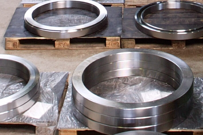 Europaletten mit Wälzlagerkomponenten aus Stahl bereit fürs Verpacken.