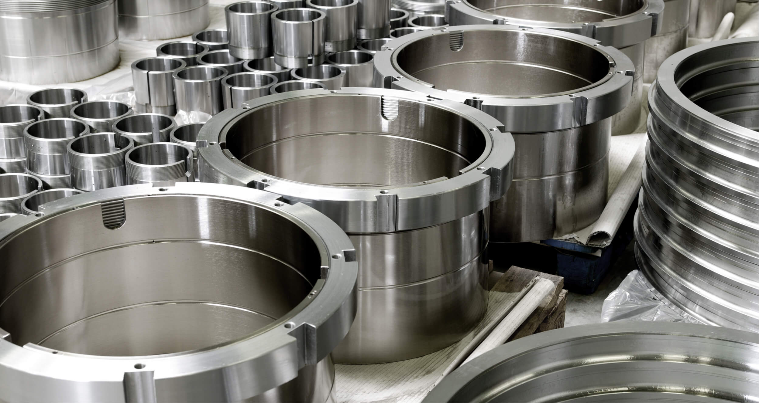 HSP Produktsortiment verschiedener Spannhülsen und Muttern.