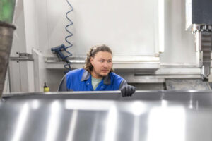 Optische Qualitätssicherung einer XXL-Komponente durch einen HSP Mitarbeiter.