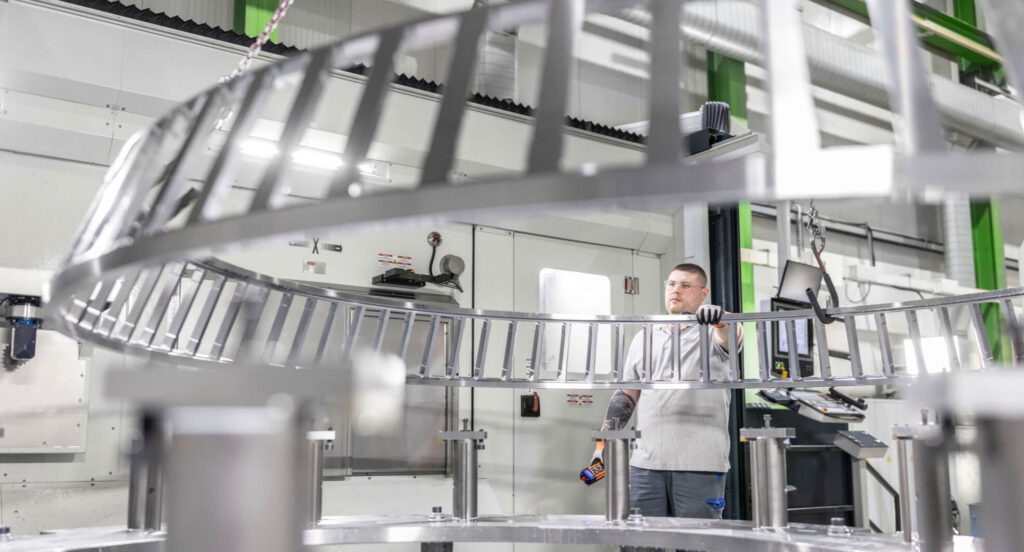 Ein XXL-Wälzlagerkäfig wird geführt aus Bearbeitungszentrum gehoben.