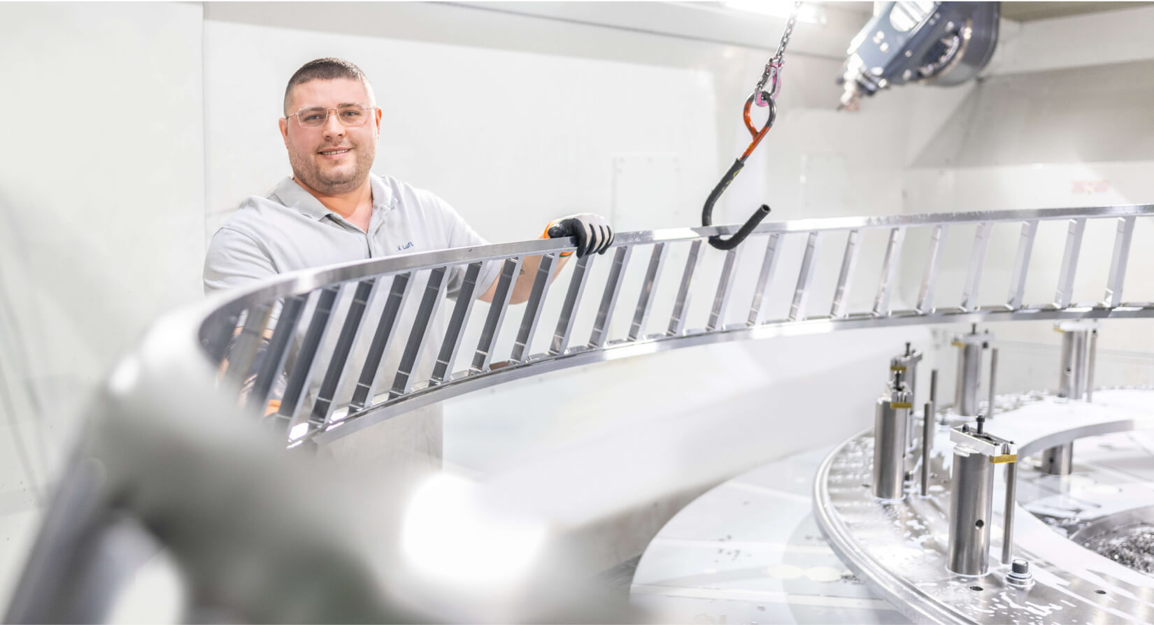 HSP-Facharbeiter hebt XXL-Wälzlagerkäfig aus Bearbeitungszentrum